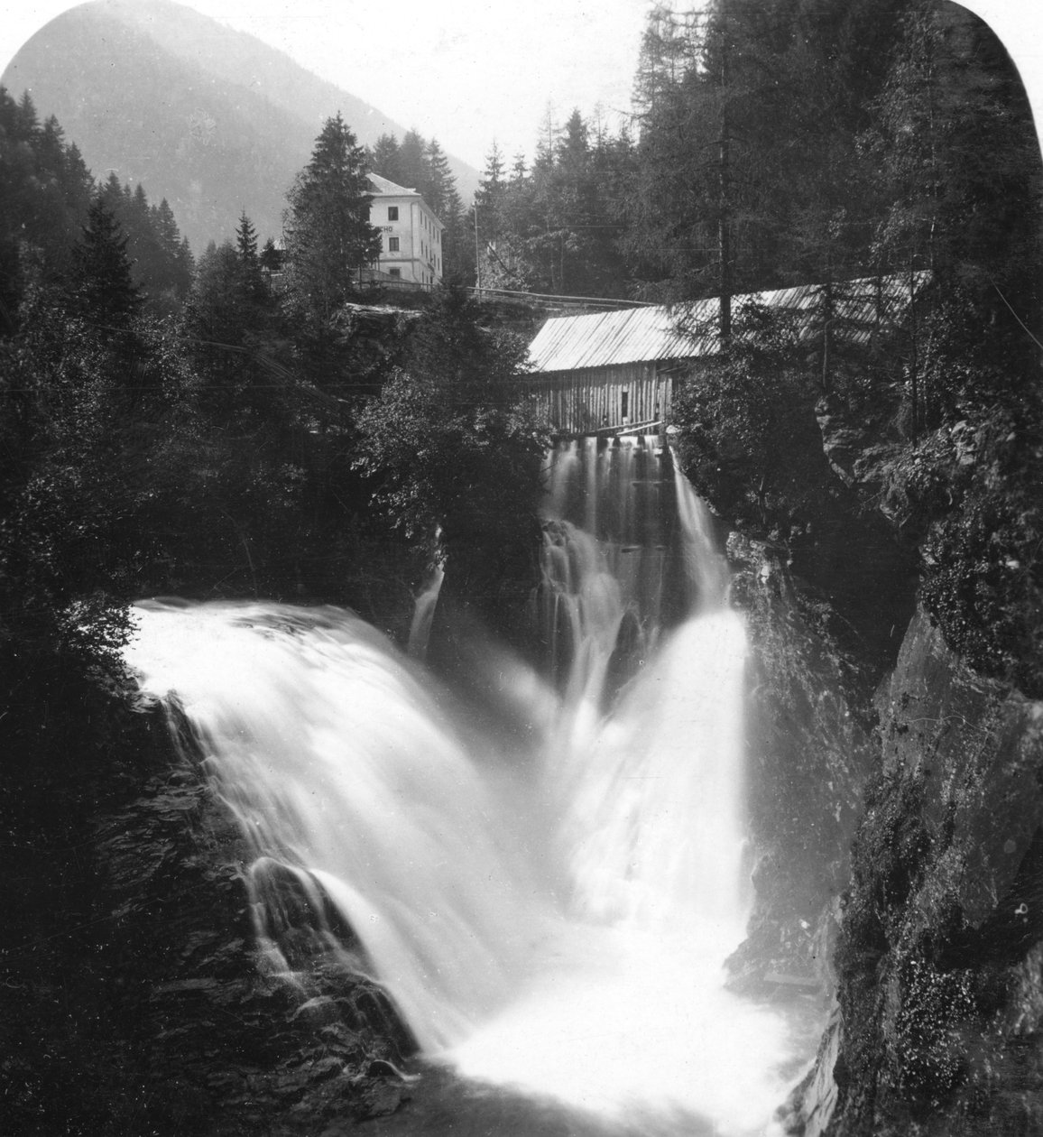 Vandfaldet ved Badgastein, Østrig, omkring 1900-tallet. af Wurthle and Sons