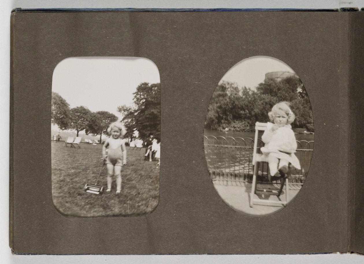 Et 20th Century Family Snapshot-album, ca af Frederick (attr. to) Barnard
