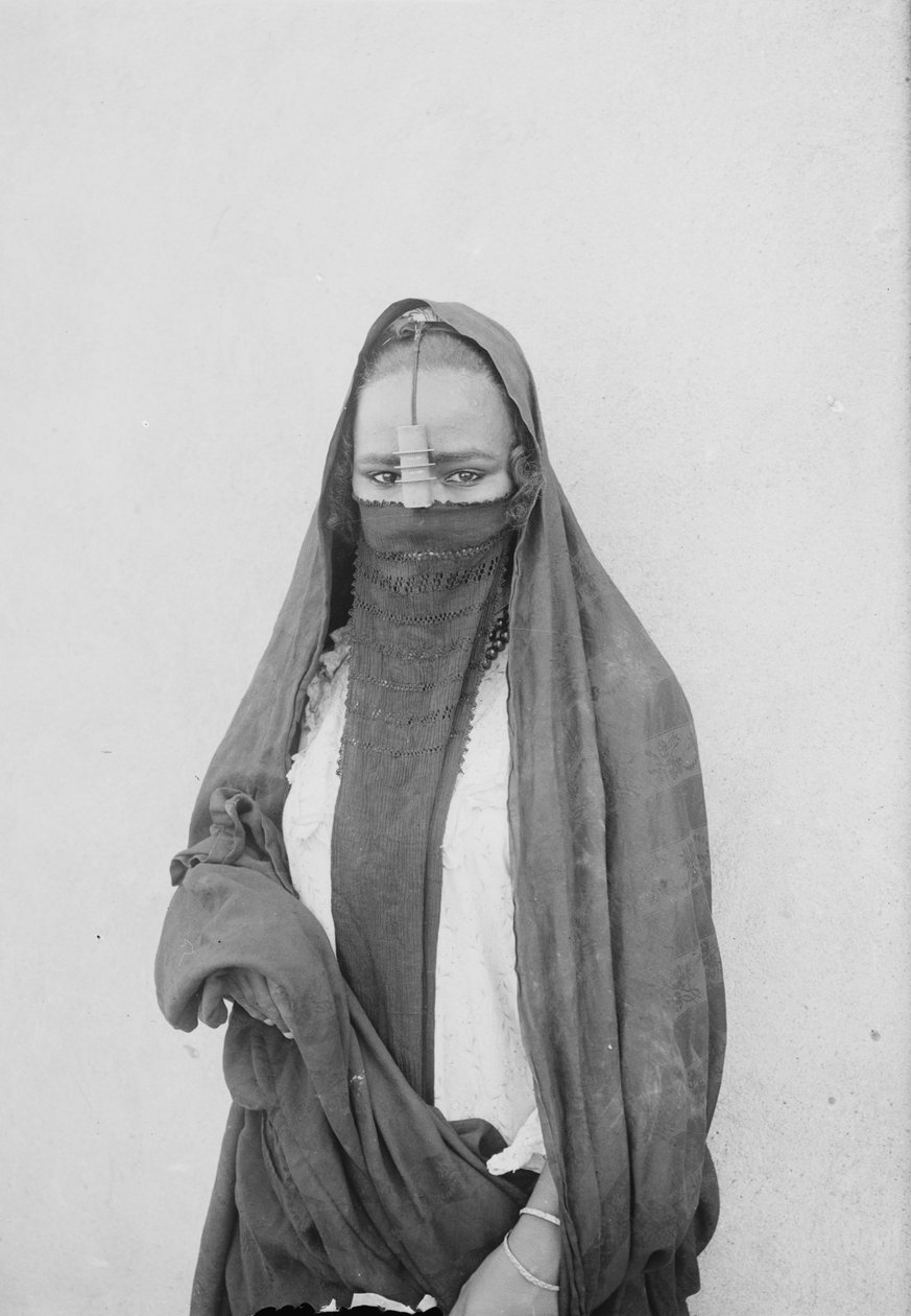 A Veiled Woman, Cairo, ca. 1910 (s/h-foto) af . .