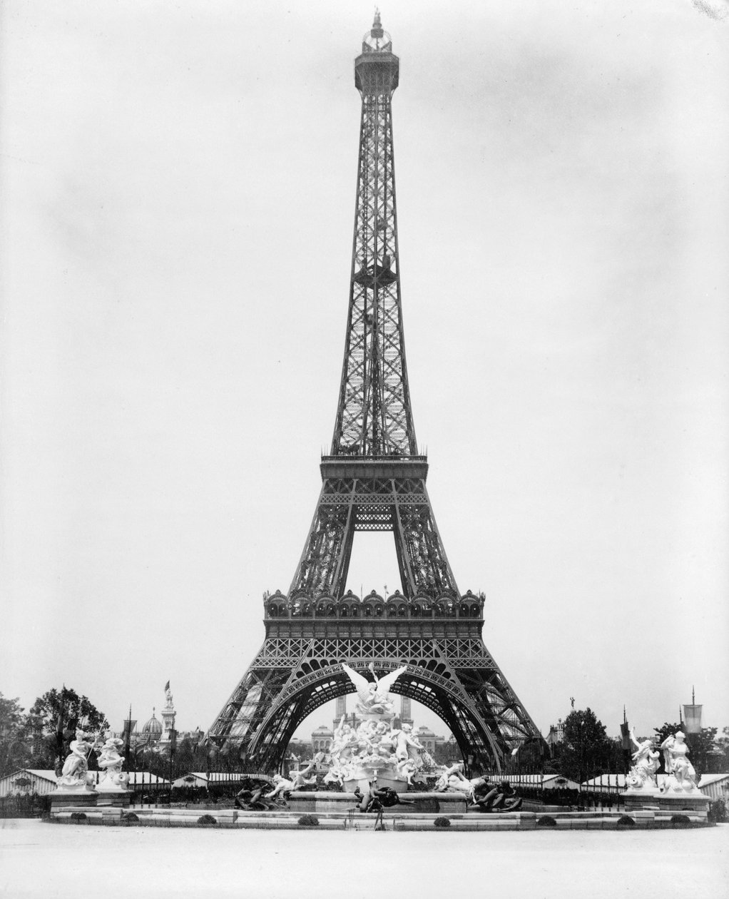 Eiffeltårnet og Fountain Coutan, Paris Exposition af . .