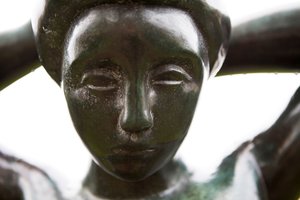 Badende ordner sit hår, detalje, 1930 (bronze)
