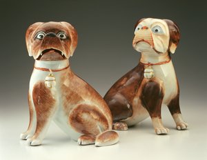 Et par mopshunde (porcelæn)