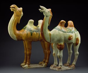 To kameler, Tang-dynastiet (618-907) (glaseret lertøj)