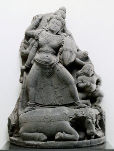 Durga dræber Mahisa, ca. 1300 (vulkansk sten)