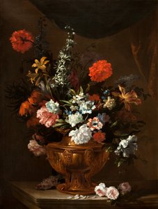 Blomster i en skulptureret vase