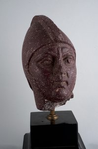 Head of a Warrior (rød marmor)