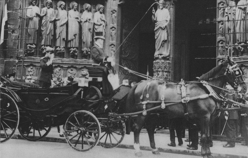 Alphonse XIII ved Notre-Dame (s/h foto) af (after) French Photographer