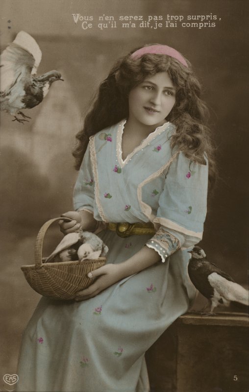 Pige fodrer duer af French Photographer