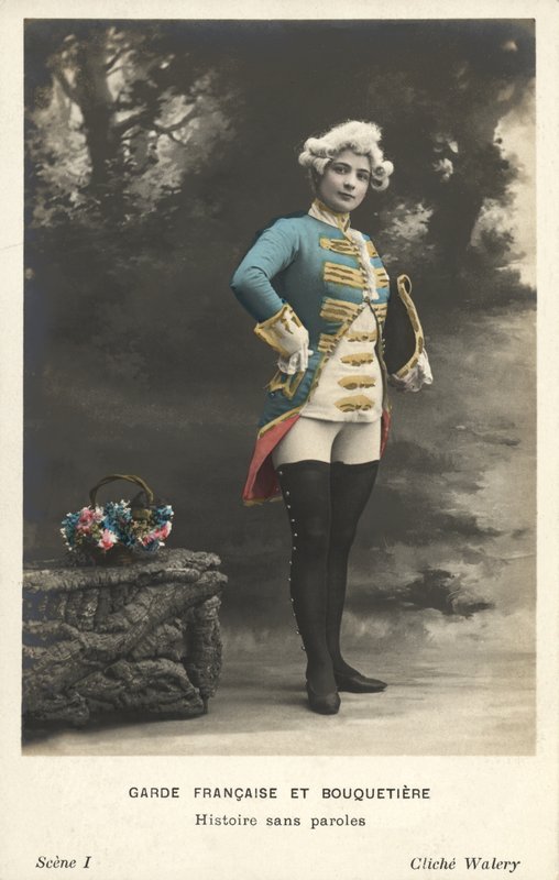 Kvinde i militærdragt af French Photographer