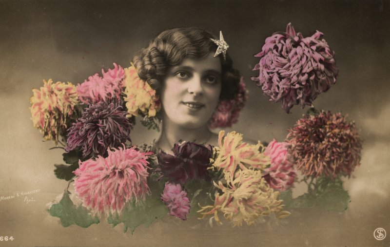 Kvinde med blomster af French Photographer