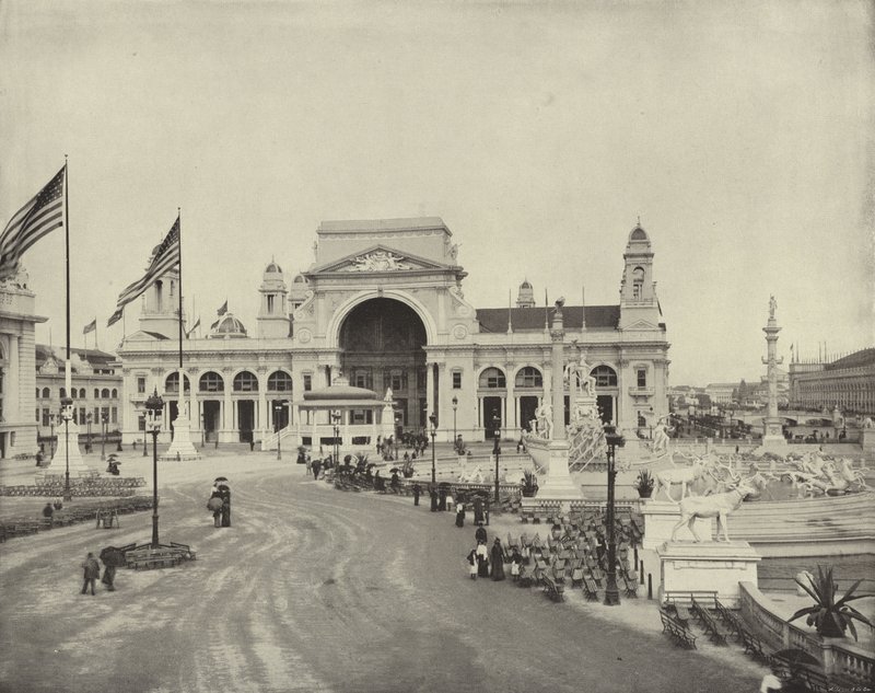 På tværs af Grand Plaza, nordpå af American Photographer