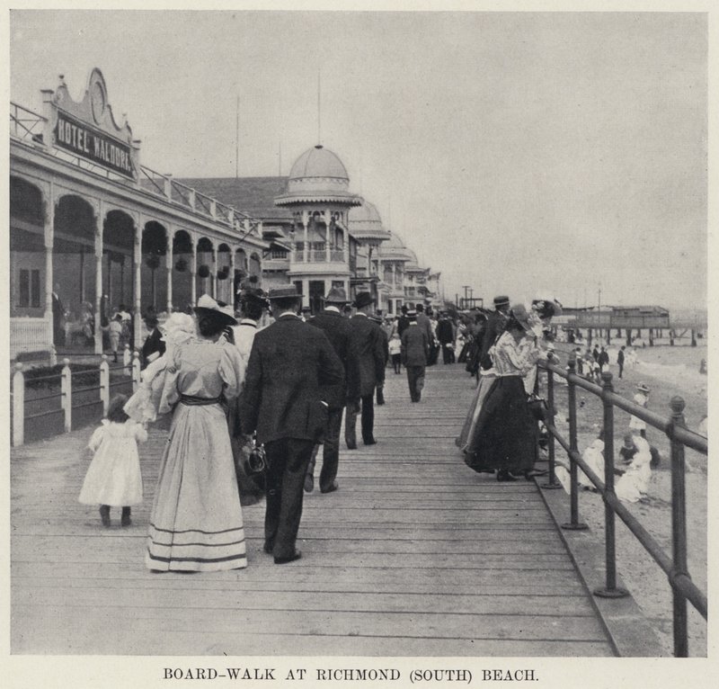 Boardwalk ved Richmond (South) Beach (s/h foto) af American Photographer