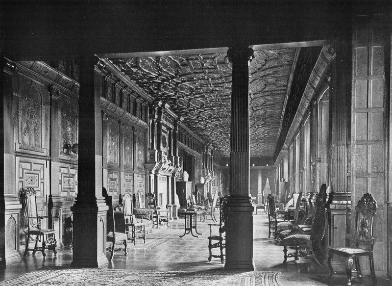 The Long Gallery, der ser mod øst af Charles Latham