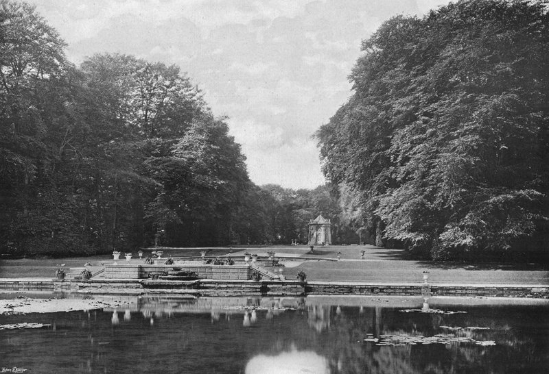 Obelisk-dammen (s/h-billede) af Charles Latham