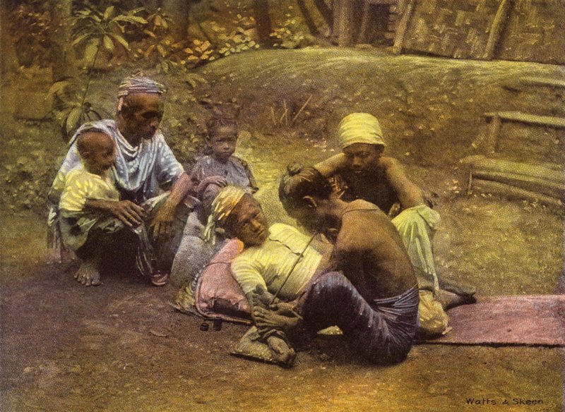 Burmah / Myanmar: Tatovering (farvefoto) af English Photographer