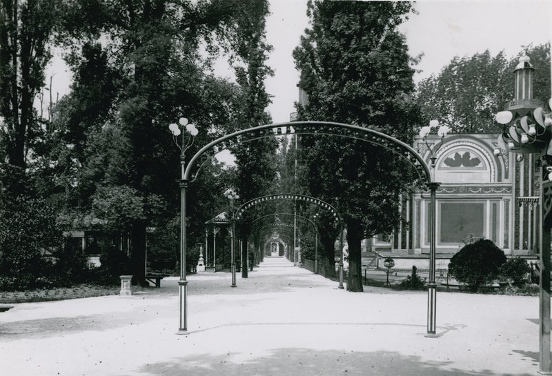 Cremorne Gardens; London: Centre Walk af English Photographer
