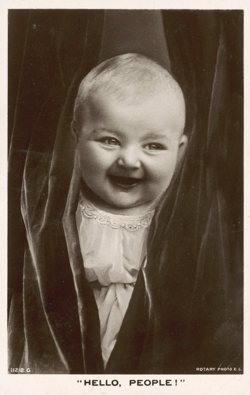 Hej mennesker! Barn smilende af English Photographer