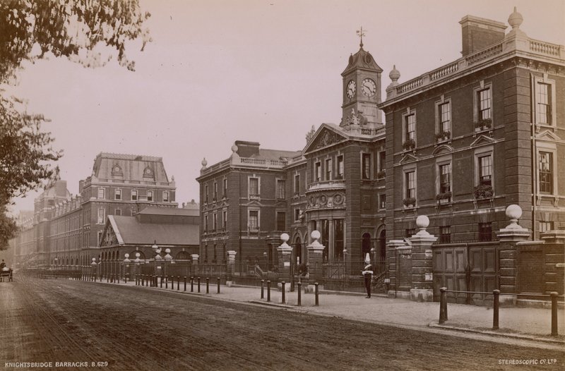 Knightsbridge Barracks, London af English Photographer