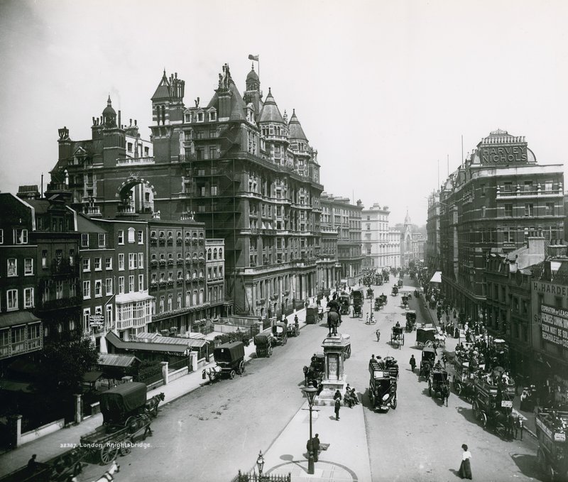 Knightsbridge, London af English Photographer
