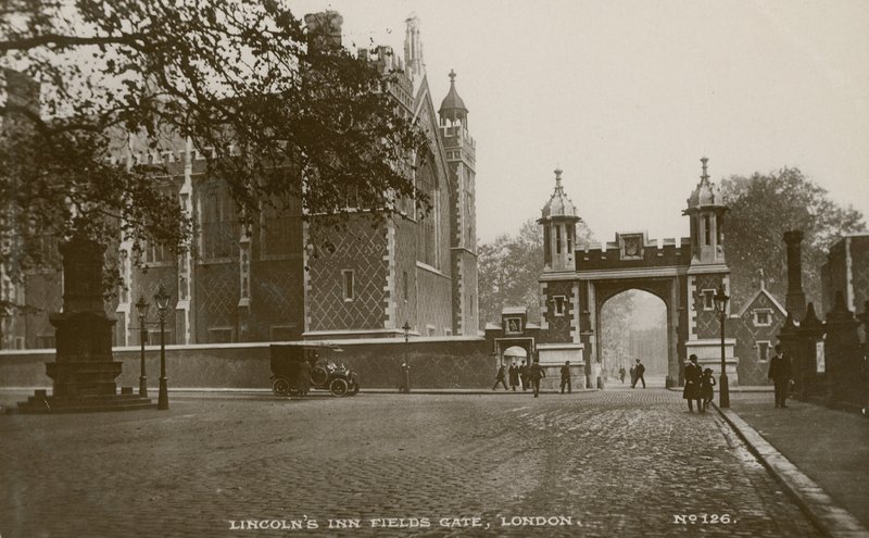 Lincolns Inn Fields Gate, London af English Photographer