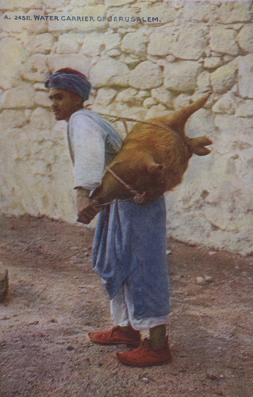 Mand bærer vand, Jerusalem (foto i farver) af English Photographer
