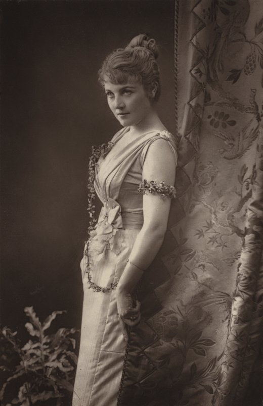 Miss Adelaide Detchon af English Photographer