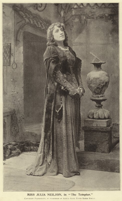 Miss Julia Neilson, i The Tempter af English Photographer
