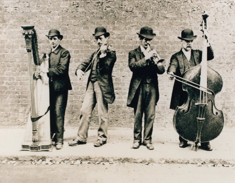 Musikere i Greenwich i 1884 af English Photographer
