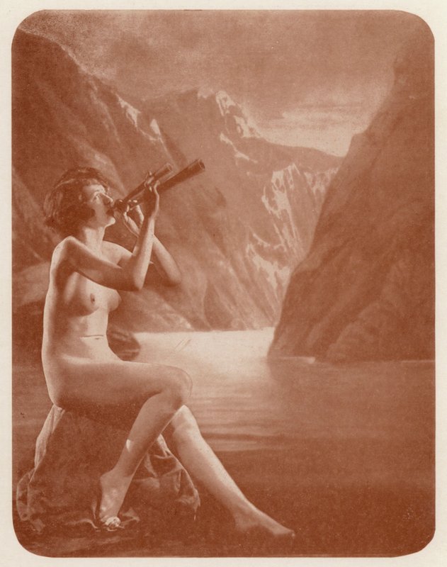 Nudistisk kunst: Ekkoer (s/h foto) af English Photographer