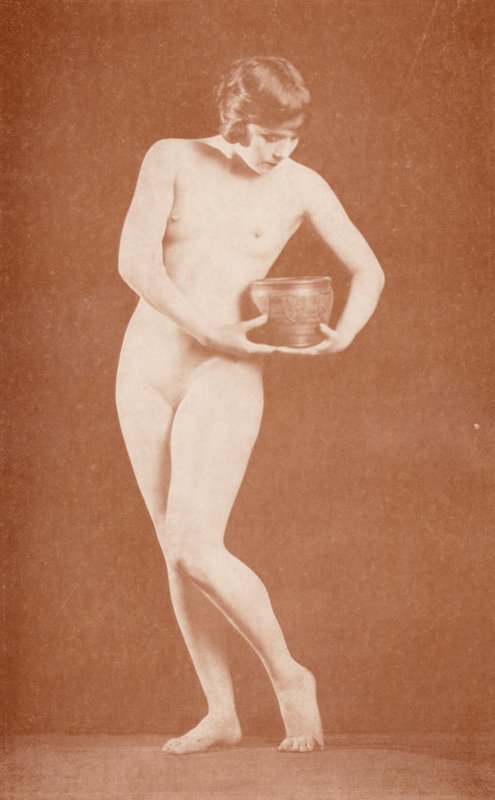 Nudistisk kunst: Parthenia (s/h-foto) af English Photographer