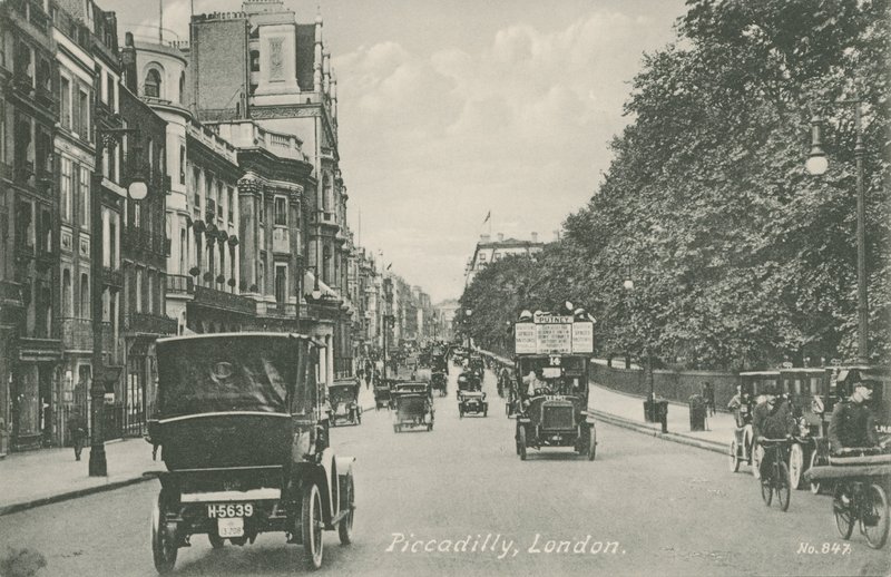 Piccadilly, London af English Photographer