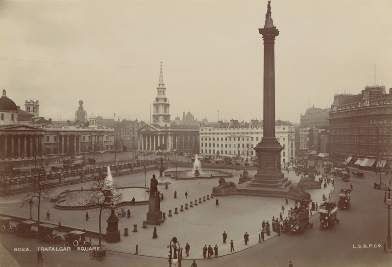Postkort med et billede af Trafalgar Square af English Photographer
