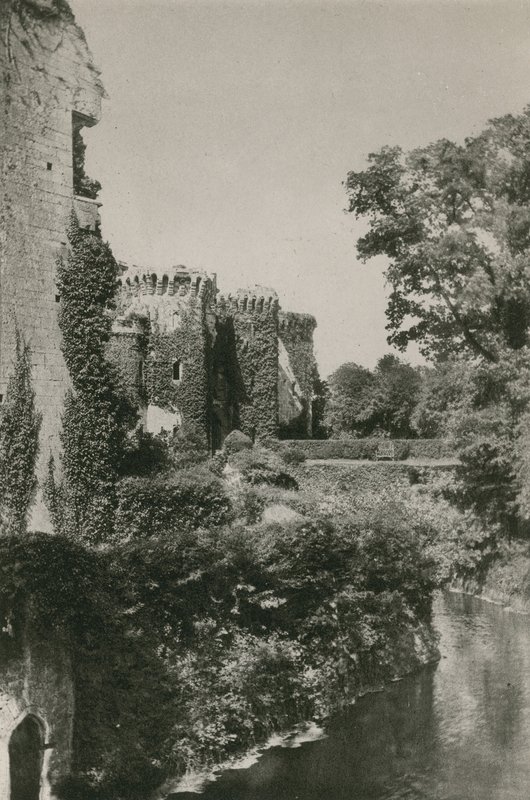 Raglan Slot, fra graven af English Photographer