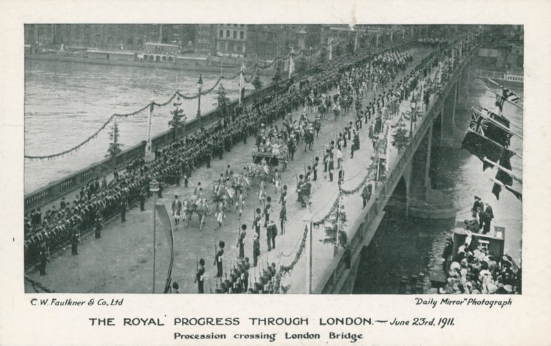 Kongelig procession krydser London Bridge af English Photographer