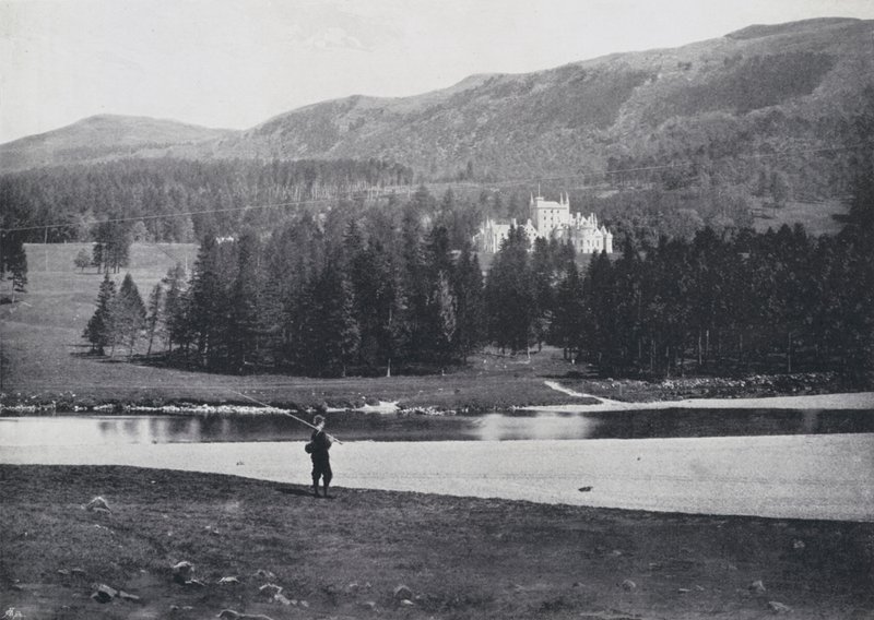 Skotland: Invercauld, fra floden (s/h foto) af English Photographer