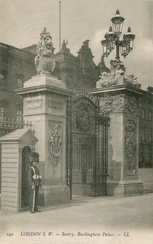 Sentry, Buckingham Palace af English Photographer