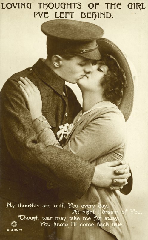 Soldat kysser en pige (s/h-billede) af English Photographer