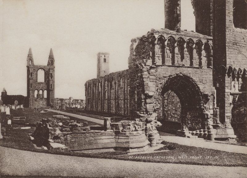 St Andrews Cathedral, West Front af English Photographer
