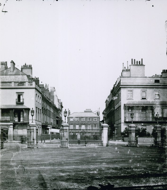 Stanhope Gate, London af English Photographer