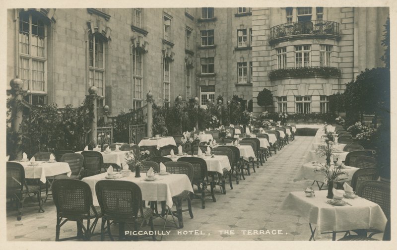 Terrasse på Piccadilly Hotel, London af English Photographer