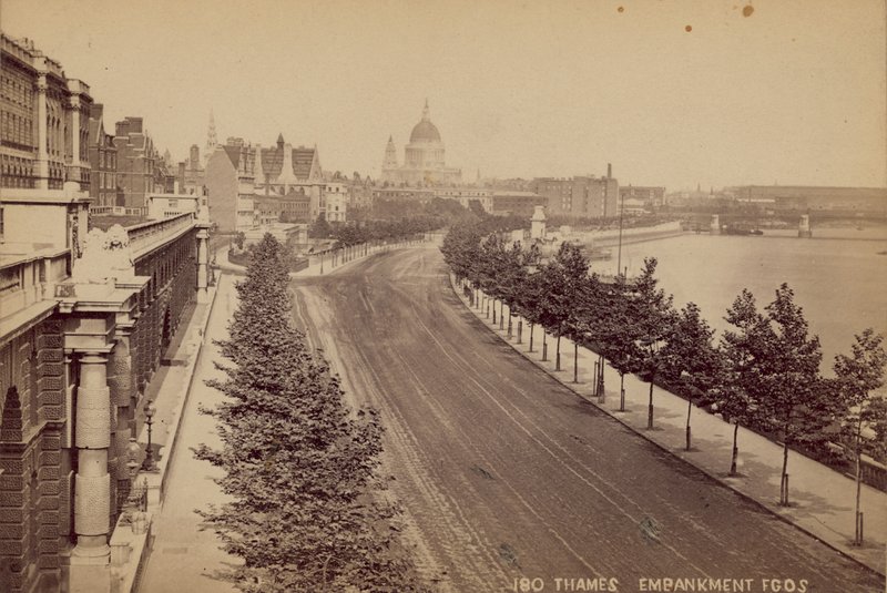 The Thames Embankment, London af English Photographer