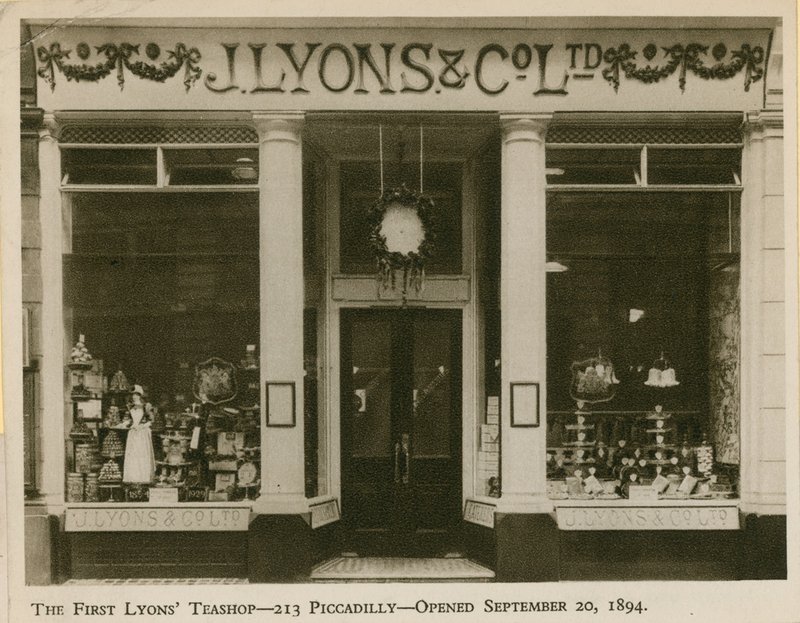 Den første Lyons Teashop af English Photographer