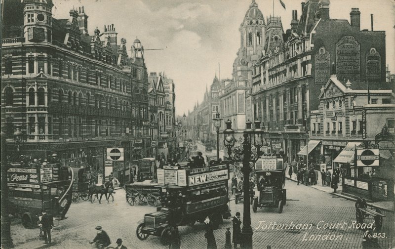 Tottenham Court Road, London af English Photographer