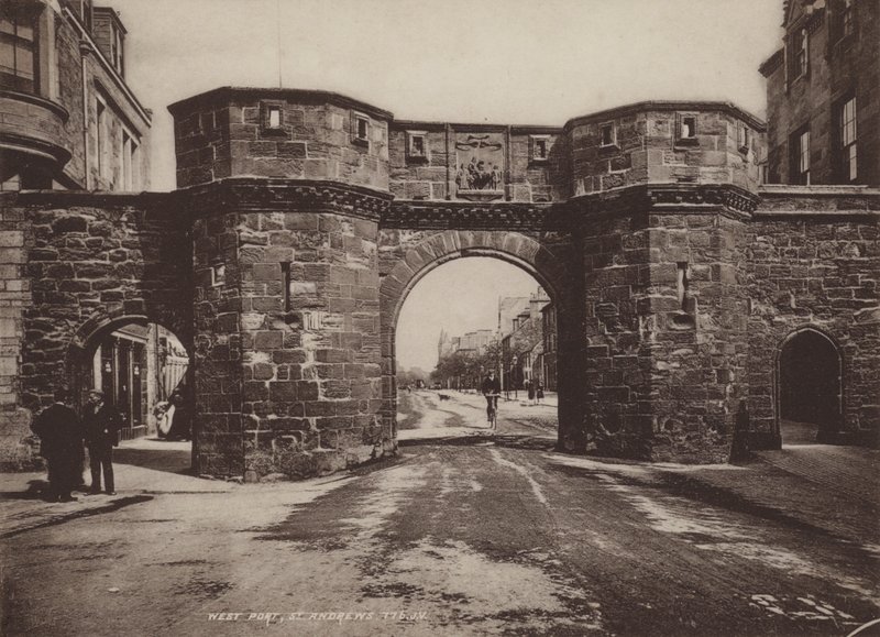 West Port, St. Andrews af English Photographer