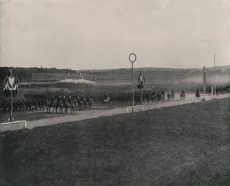 En militær anmeldelse på Longchamps (s/h-billede) af French Photographer