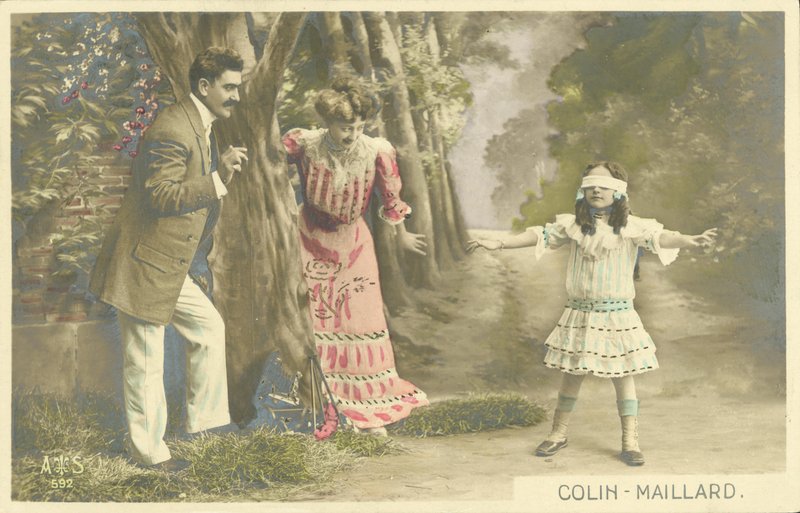 Familie spiller Blind Mans Buff af French Photographer