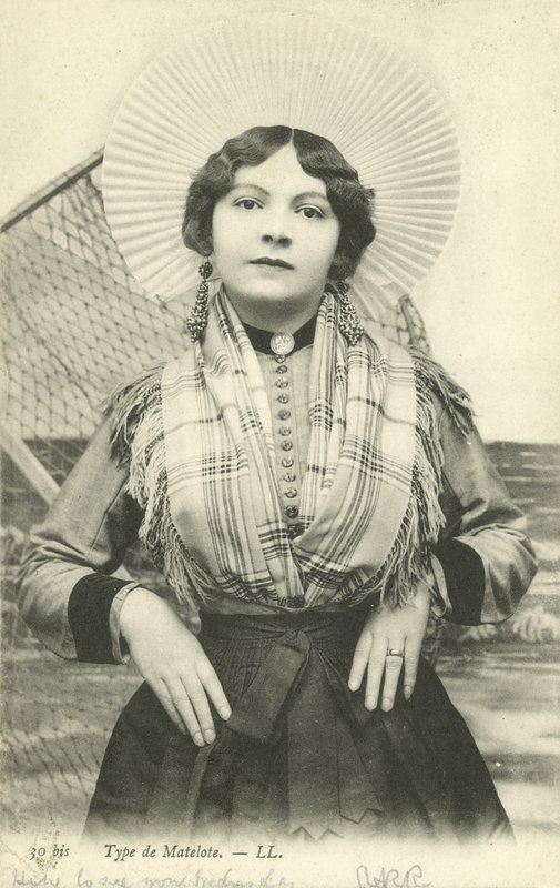 Pige klædt ud som en matalote (farve litho) af French Photographer
