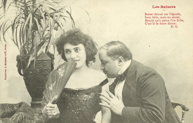 Mand kysser en kvindes skulder (s/h-billede) af French Photographer