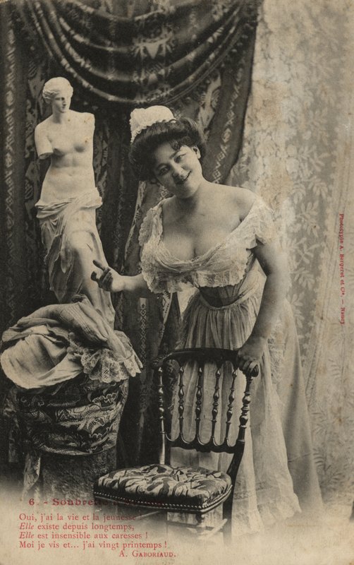 Kvinde med Venus De Milo-statue af French Photographer
