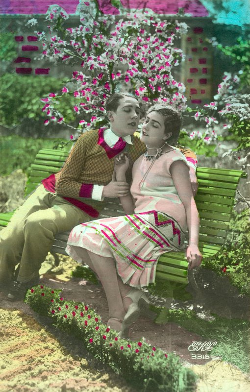Ung mand, ved at kysse en pige af French Photographer
